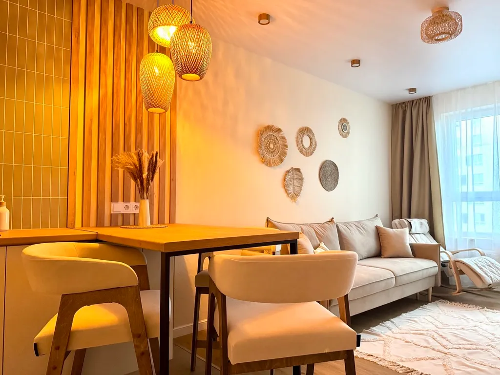 Студия бохо у набережной, с сауной, массажным креслом, проектором