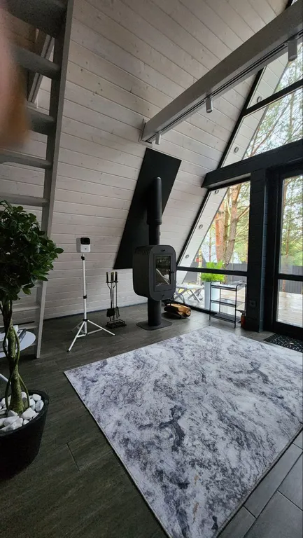 Уютный треугольный дом в 25 км от Минска с горячей купелью в лесу