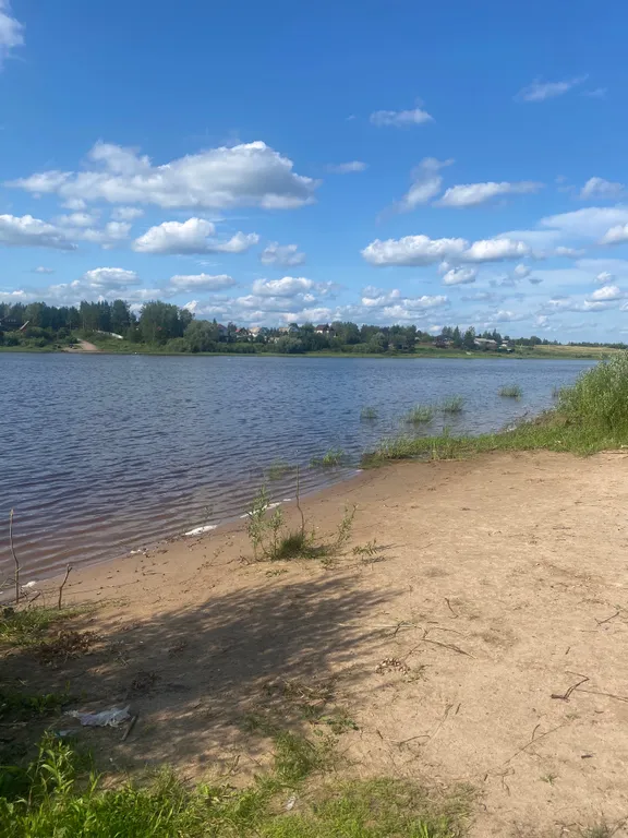Дом на берегу реки с видом на закат