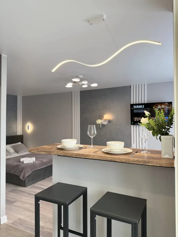 Студия с панорамными окнами и атмосферным видом