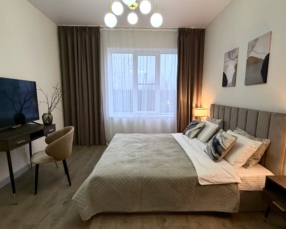 Уютный дом с панорамными окнами рядом с озером