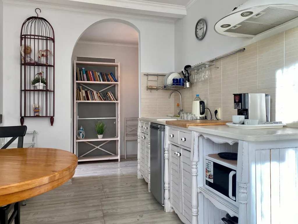 Апартамент с отдельным входом и балконами