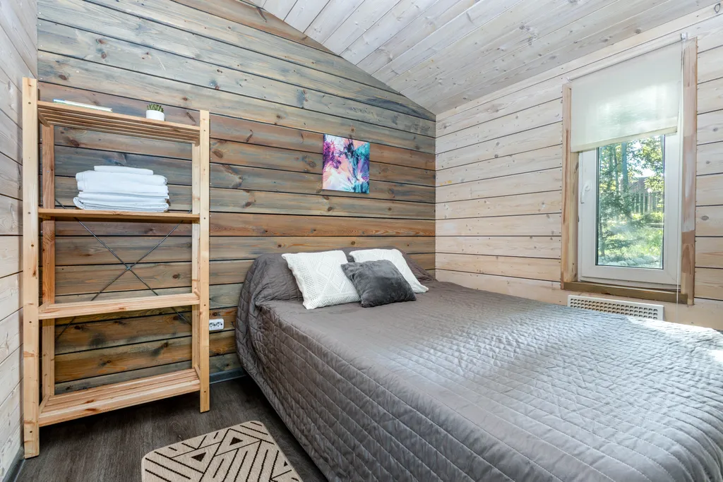 Деревянный дом у озера Кипень