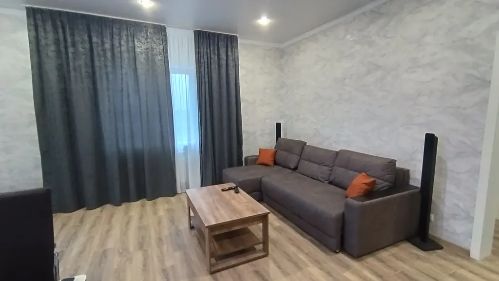 Трёхкомнатный новый коттедж в черте города с бассейном