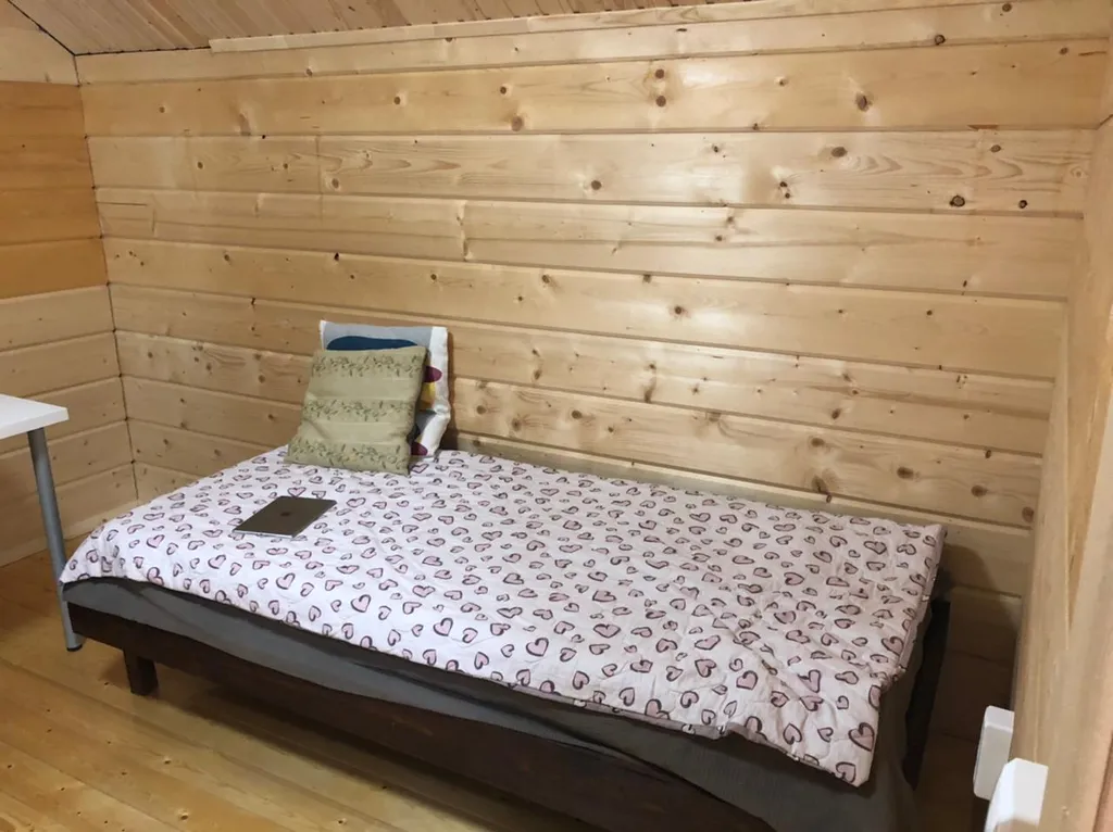 Карельский домик в заливе Ладожского озера