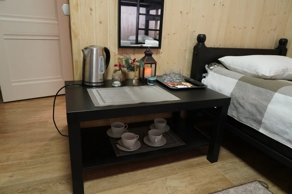 Домик в сосновом бору с видом на горы и лес