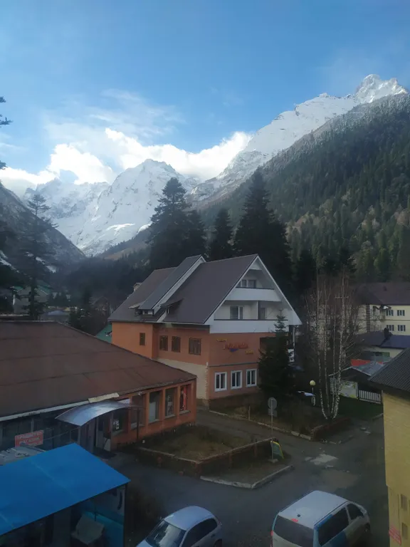 Панорамный вид из окон на горы и ущелья