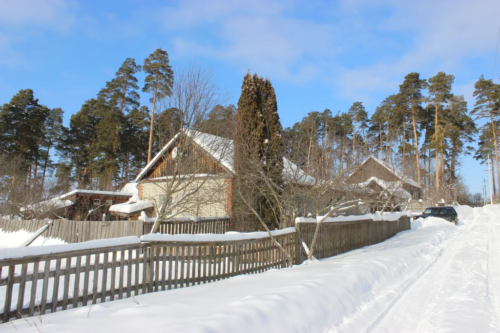 Лесной домик за рекой