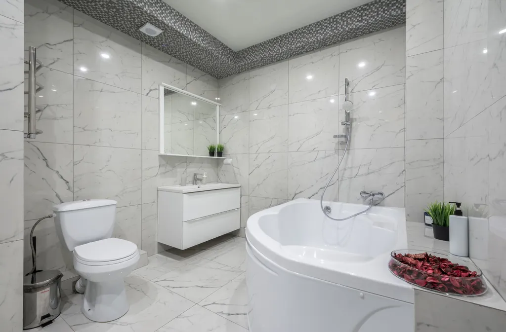 Белоснежная квартира с яркими акцентами в ЖК Центральный