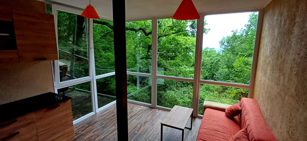 Уютная комната в доме Остановка Море с видом на море и лес