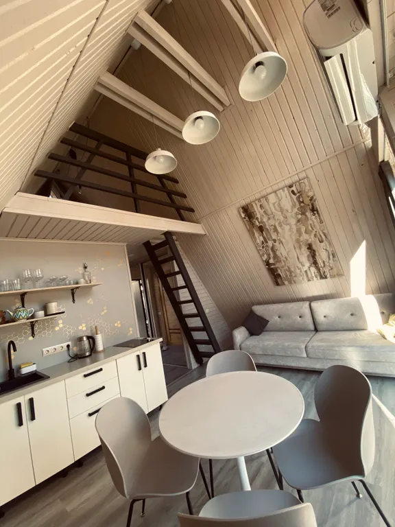 Уютное шале на берегу ручья с баней и купелью на уединенной террасе