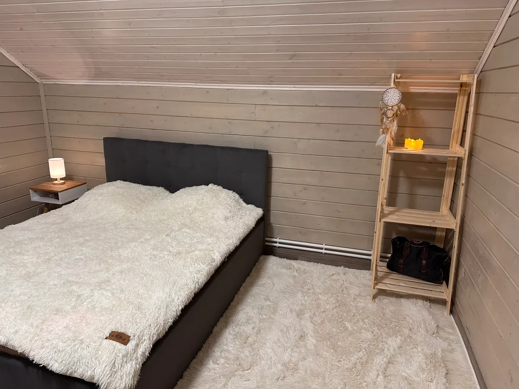 Дом в уединенном тихом месте рядом с лесом