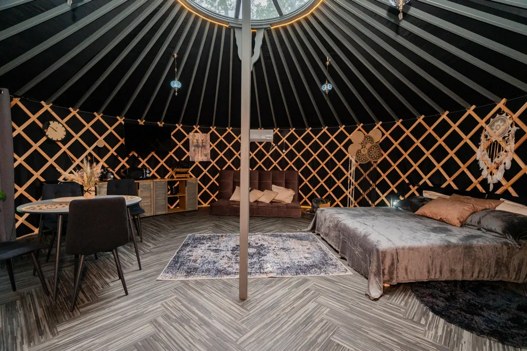 Юрта в лесу