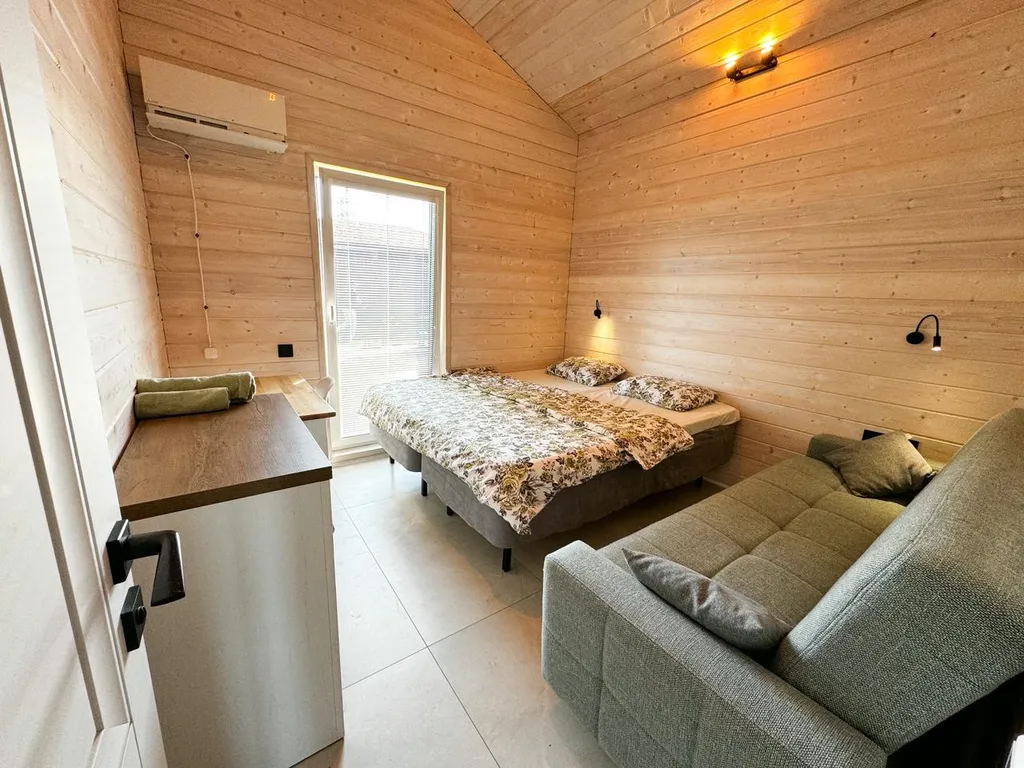 Дом на берегу озера и моря