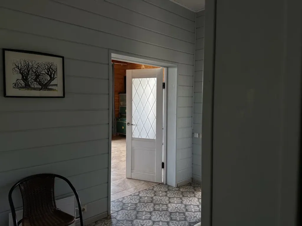 Усадебный дом с видом на реку, берег с мостками и рыбной ловлей