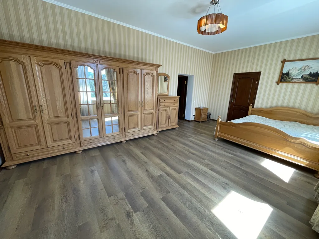 Шикарный коттедж с бассейном