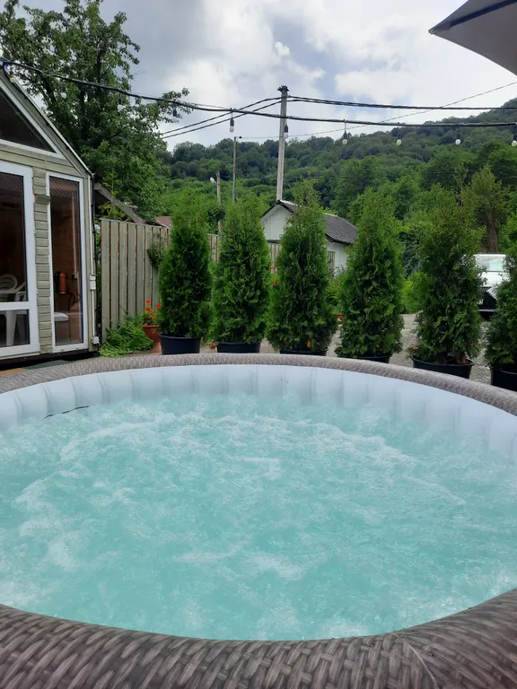 Милый домик в стиле прованс с камином, горячей купелью, баней, бассейном