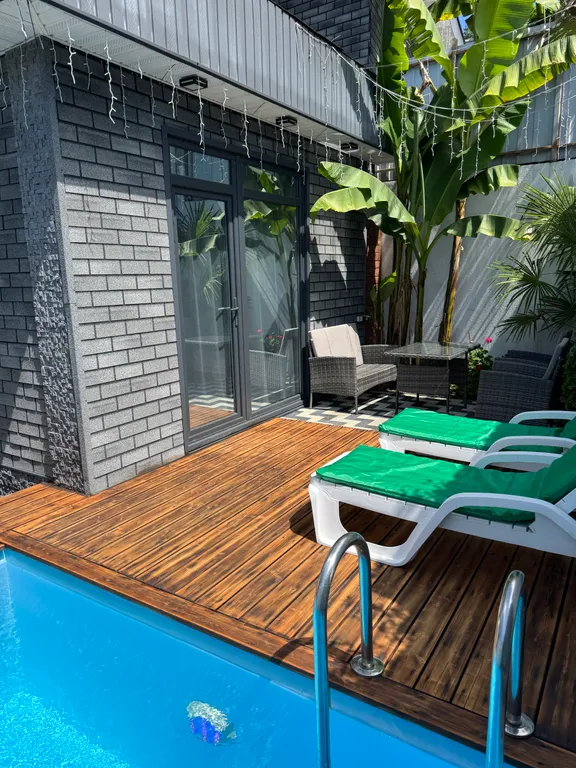 Уютный новый дом с собственным бассейном