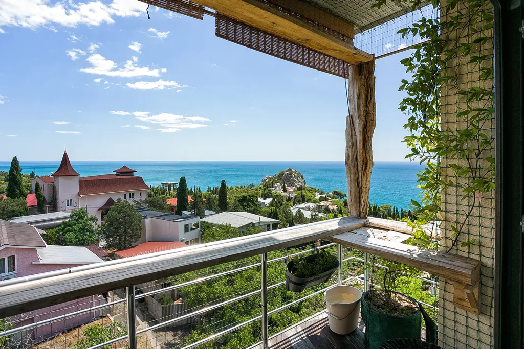 Квартира с двумя балконами и панорамным видом на море и горы