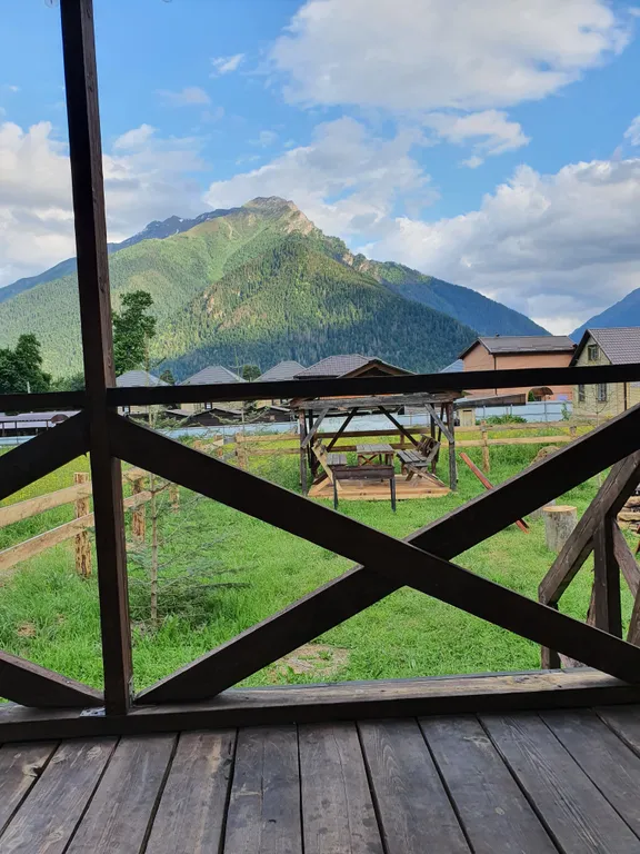 Шале с терассой с видом на горы