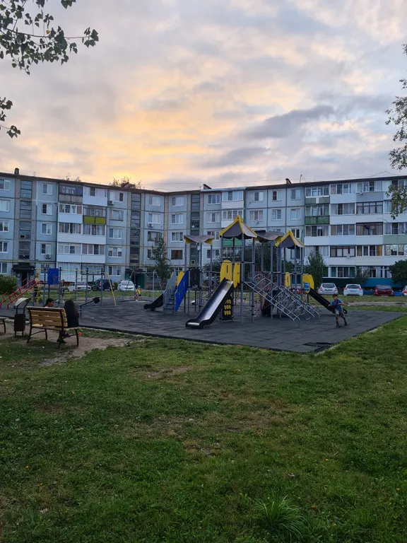 Стильная квартира с большой кроватью.