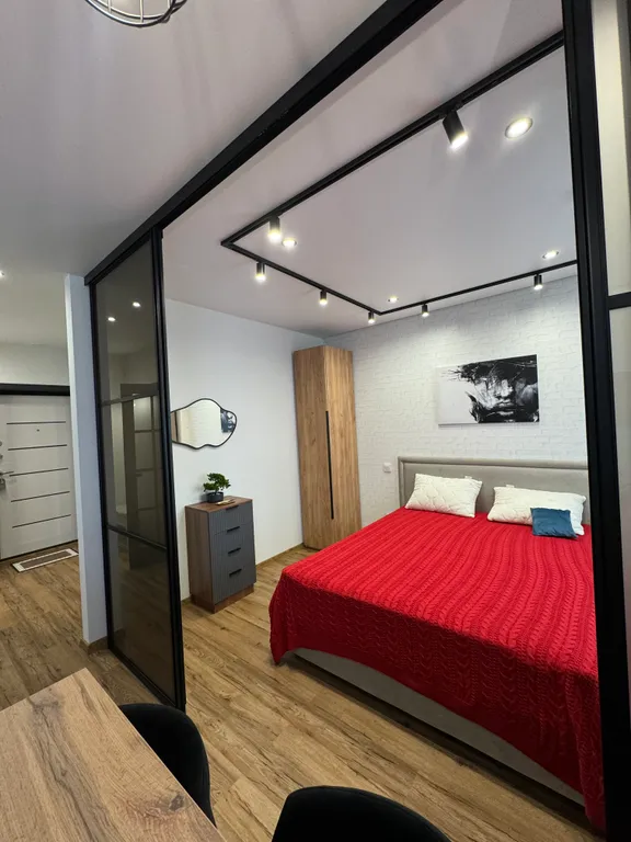 Квартира в стиле лофт с отдельной спальной зоной и гардеробной