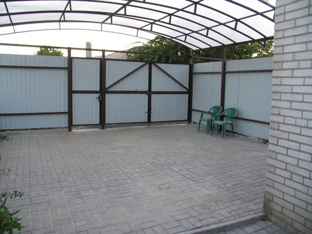 Двухкомнатный вместительный дом со двором