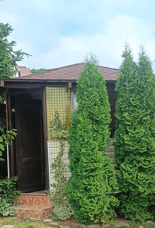 Отдельный домик с двумя комнатами со своей кухней и санузлом