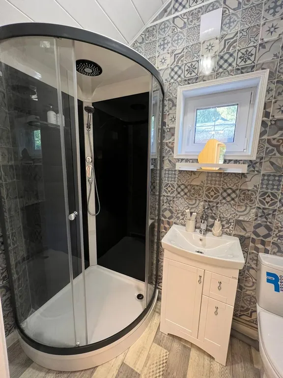 Желтый домик в лесу на Живописной улице