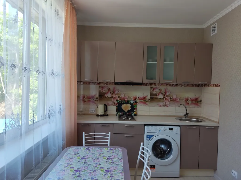 Дом со своим двором и парковкой