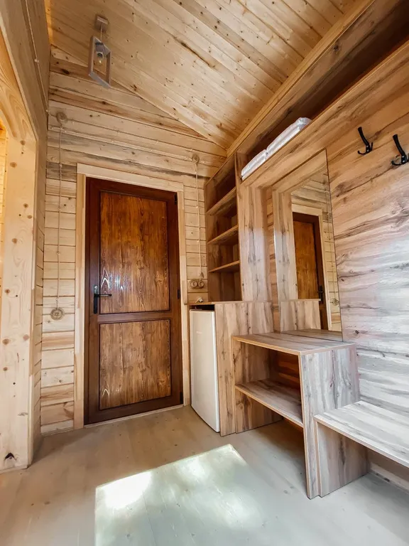 2 деревянных домика из сруба с беседкой-барбекю во одном дворе