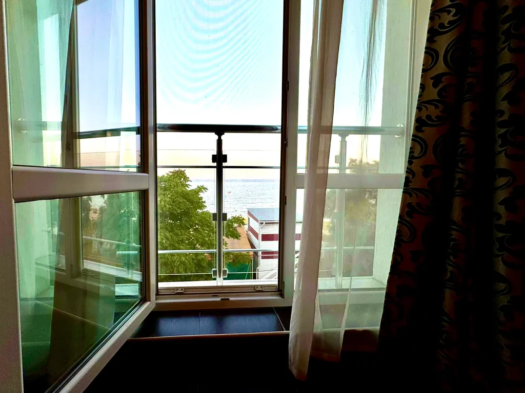 Трёхместный номер с видом на море