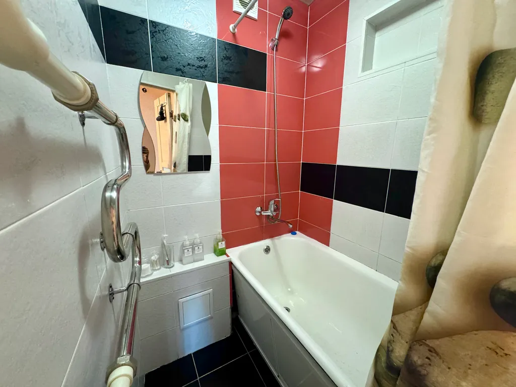 Двухкомнатная квартира люкс класса с камином в центре