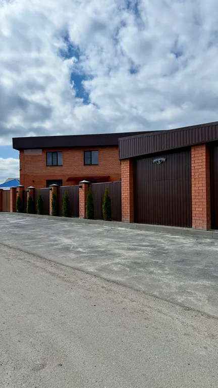 Дом с бассейном и баней