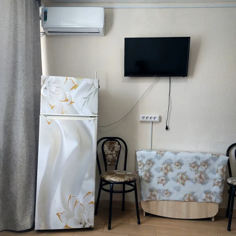 Студия с окном на море