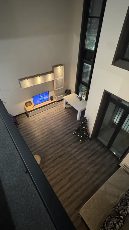 Двухуровневый лофт с 7-метровыми потолками и панорамными окнами