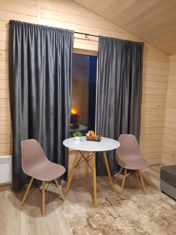 Уютный четырехместный Домик де-люкс с двухспальной кроватью