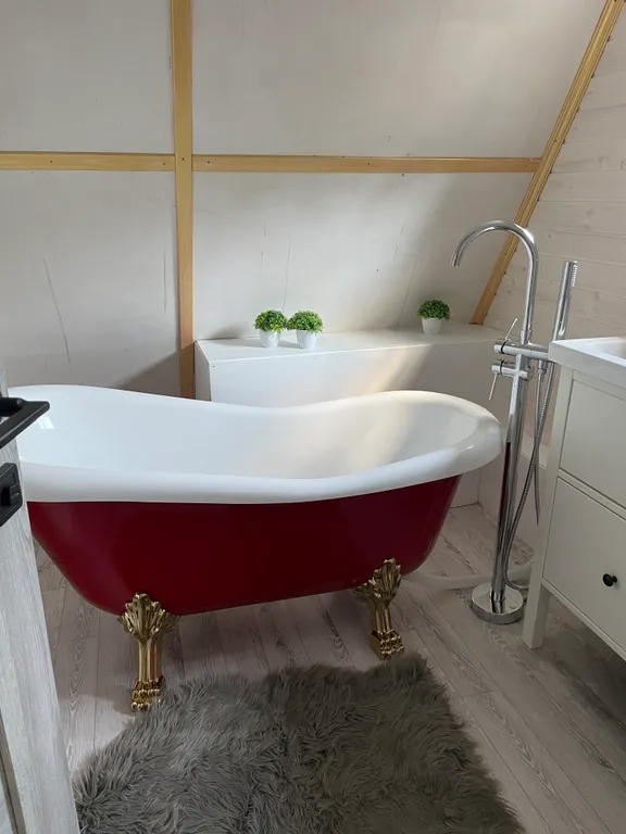 Сказочный А-фрейм с отдельной баней из липы в заповедном лесу