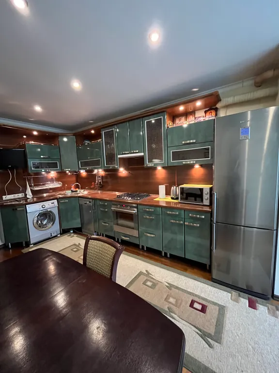 Большая уютная трехкомнатная квартира в тихом месте