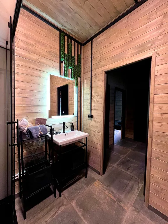 Дом в стиле барнхаус с японской купелью фурако на террасе