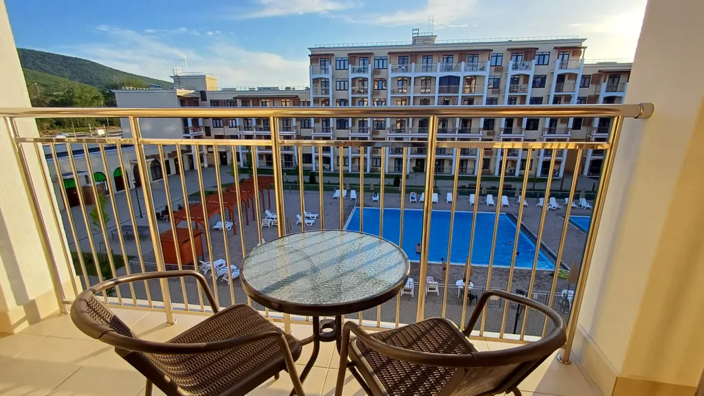 Современная студия для отдыха с видом на бассейн