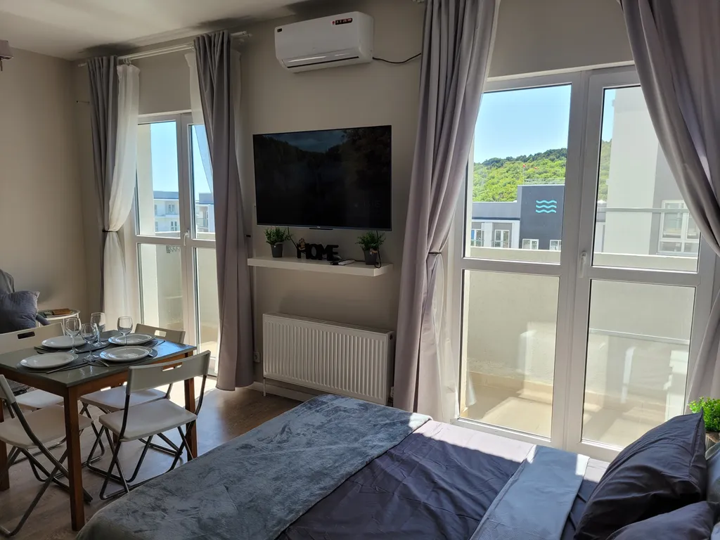 Современная студия у моря с видом на бассейн и горы