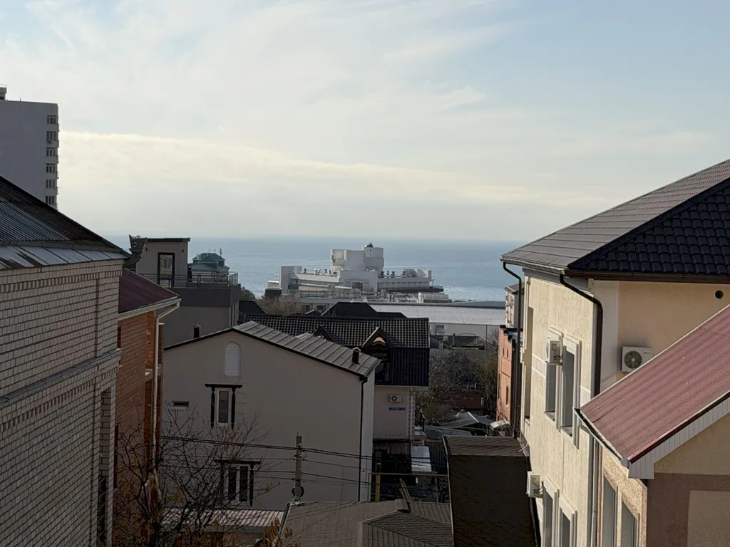 Коттедж Дом с террасами и видом на море, рядом с центром — аренда посуточно в Геленджик