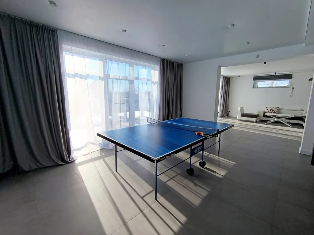 Большой и уютный дом с панорамными окнами и настольным теннисом
