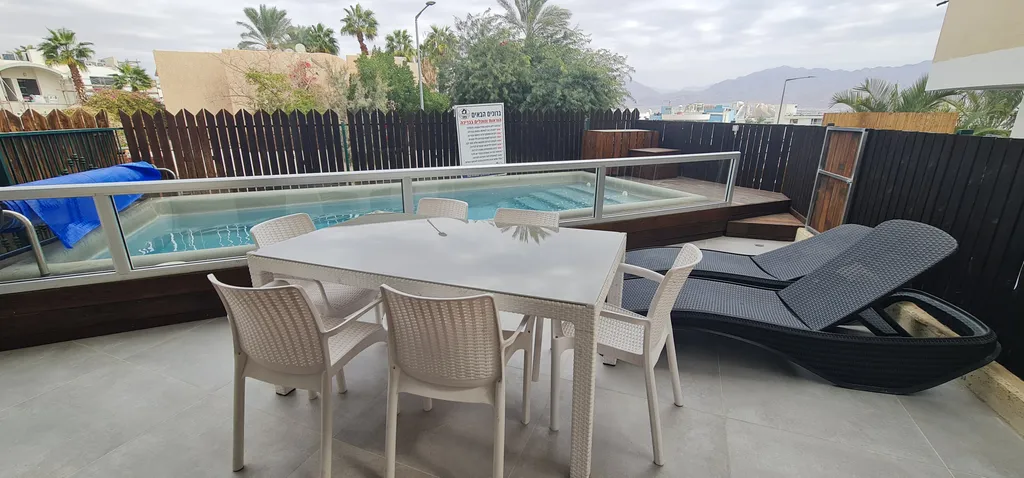 Квартира с частном бассейном