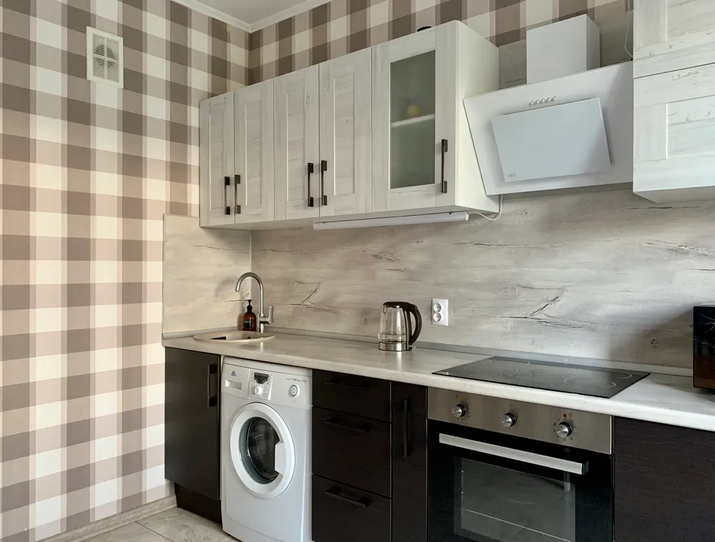 Двухкомнатная квартира возле метро.