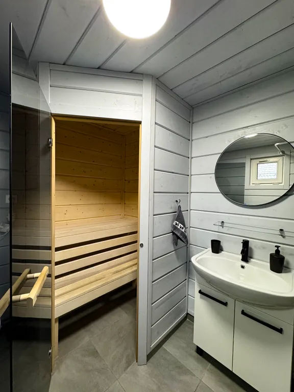 Просторный дом на берегу реки