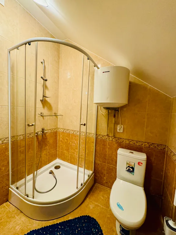 Трехместный номер 11 с балконом и видом на горы