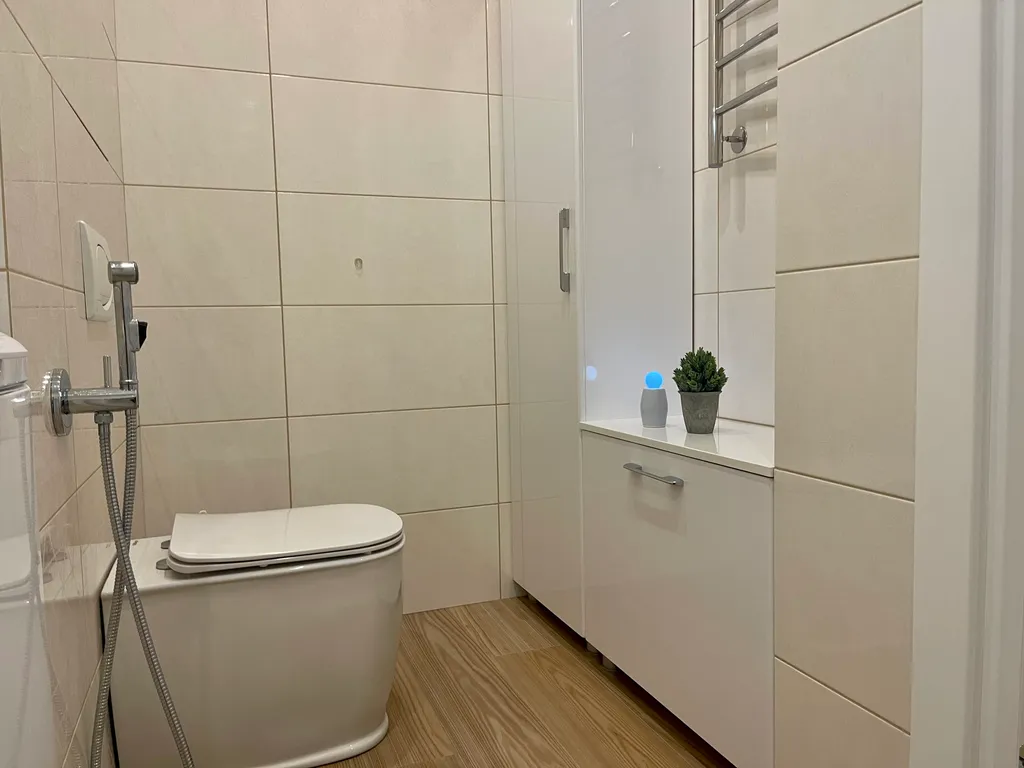 Новая квартира с кроватью возле панорамного окна, высокий этаж