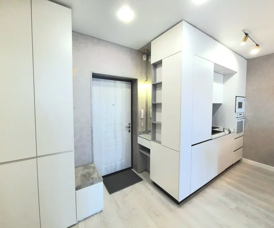 Смотровая квартира с панорамным видом на город с диваном и кроватью